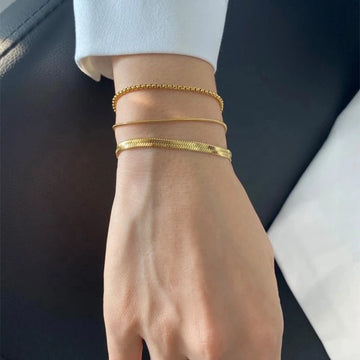 Carina – Brățară din aur cu structură din platină strălucitoare.