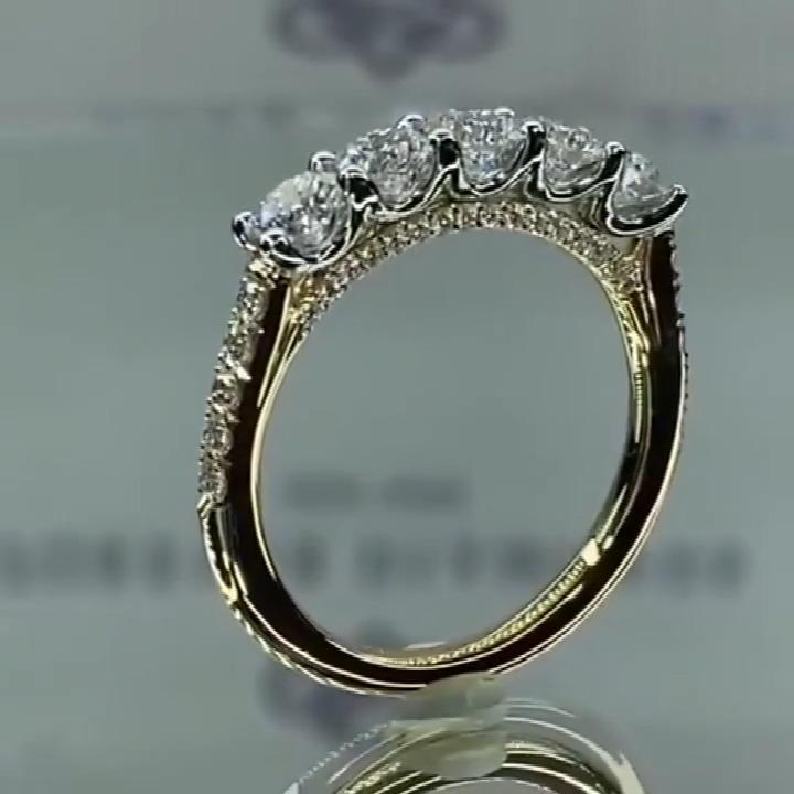 Amélie – Inel delicat din diamant cu ornament în formă de coroană.