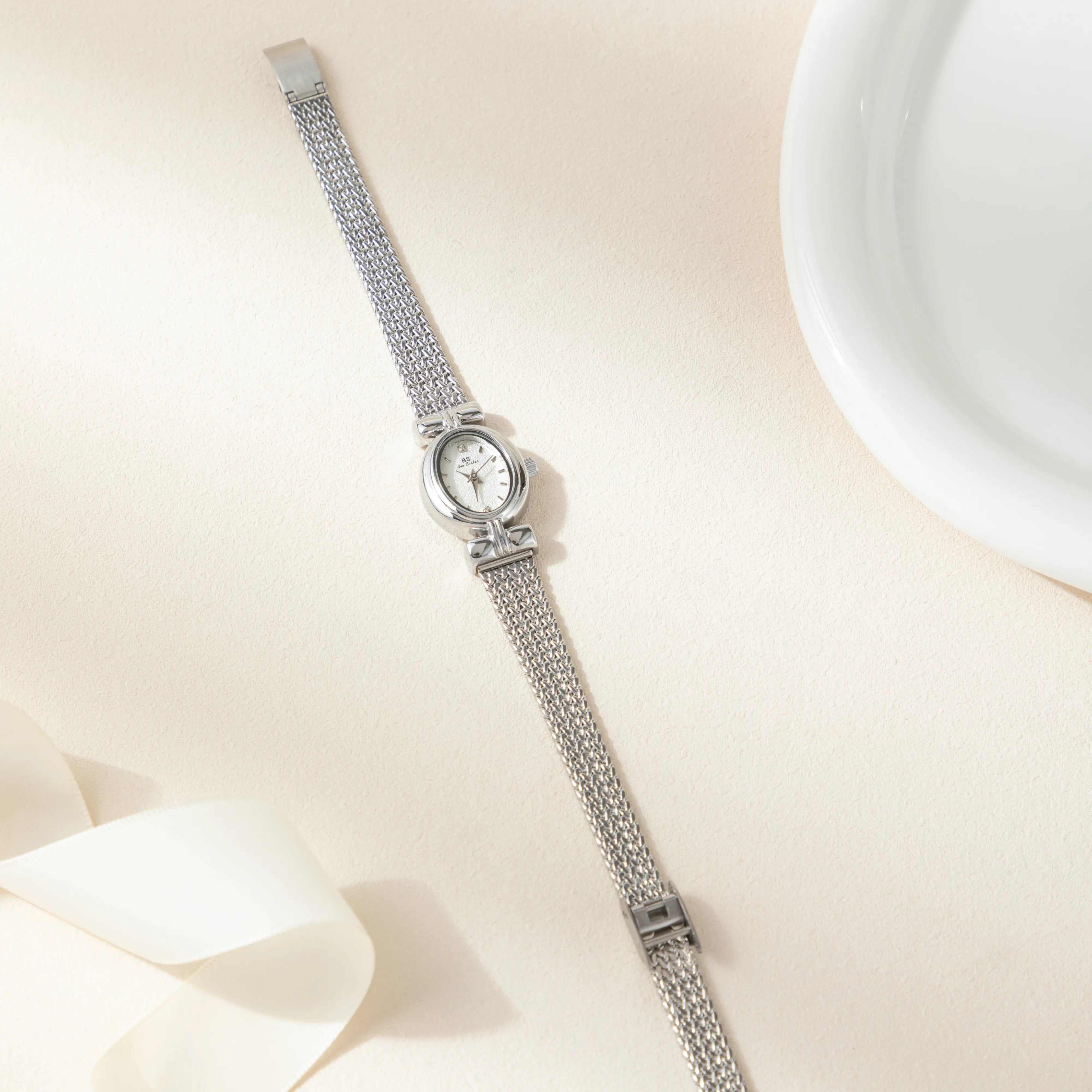 Selina – Ceas cu design oval.