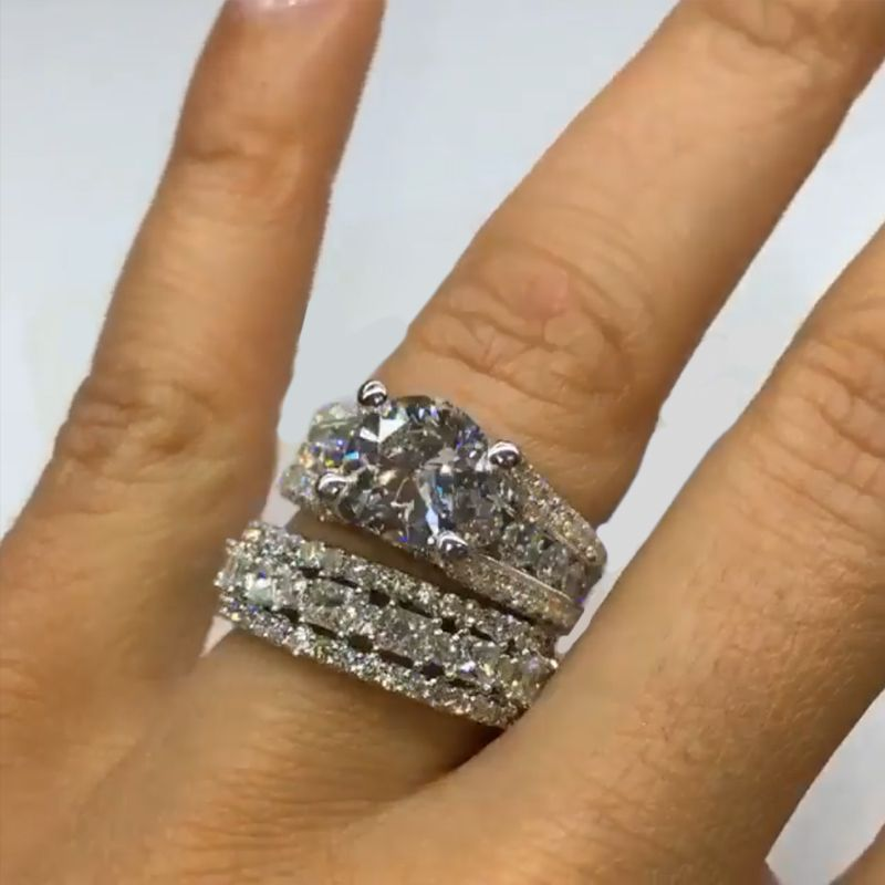 Inel lat din diamant cu suprafață strălucitoare.