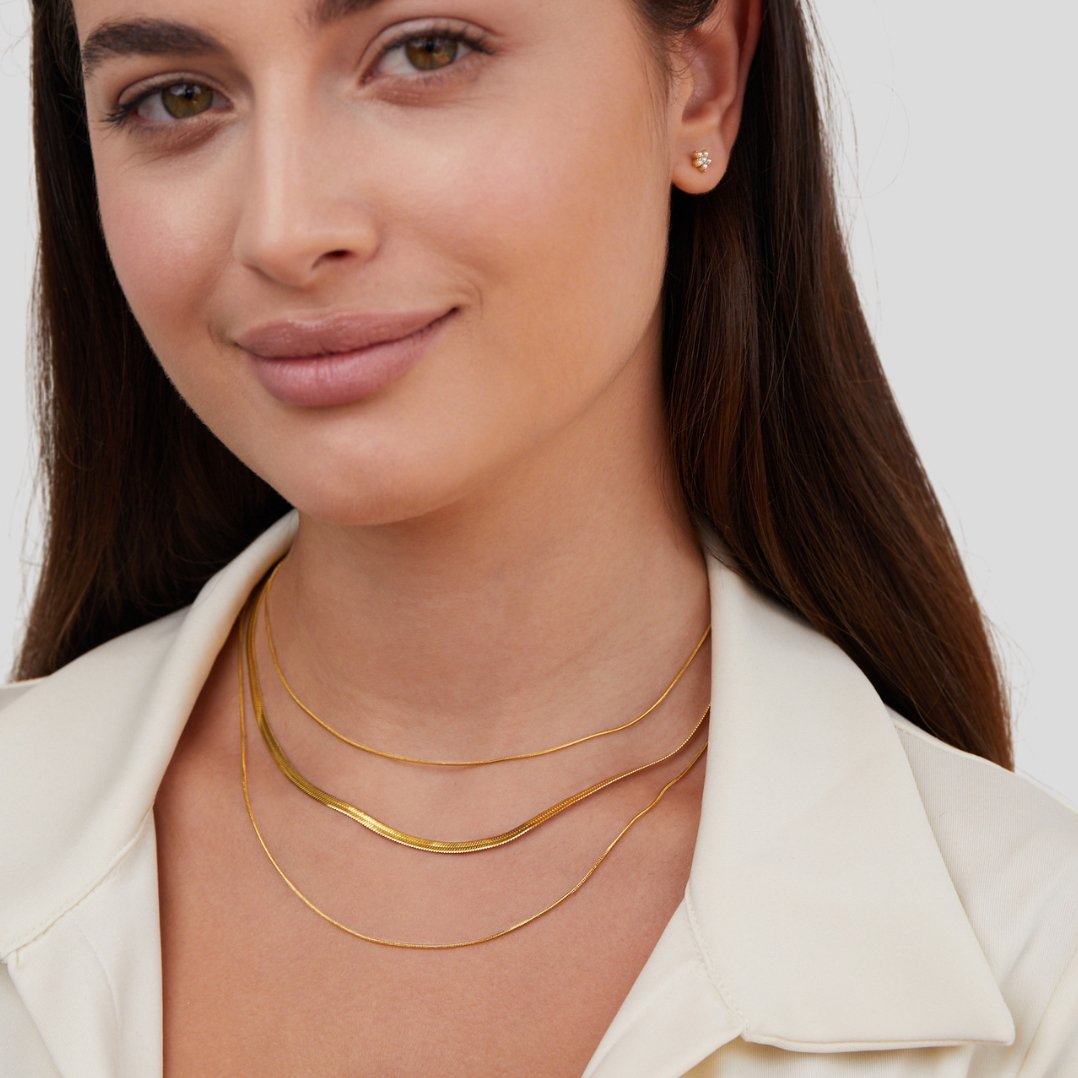 Antonie – Colier stratificat de culoare aurie cu o structură clară.