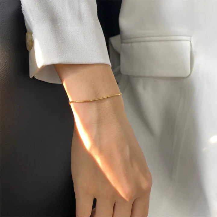 Carina – Brățară din aur cu structură din platină strălucitoare.
