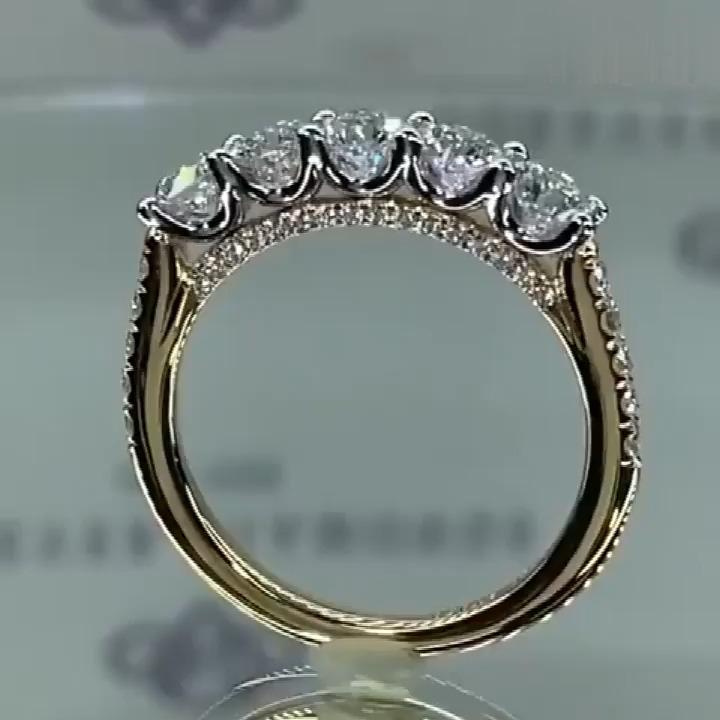 Amélie – Inel delicat din diamant cu ornament în formă de coroană.