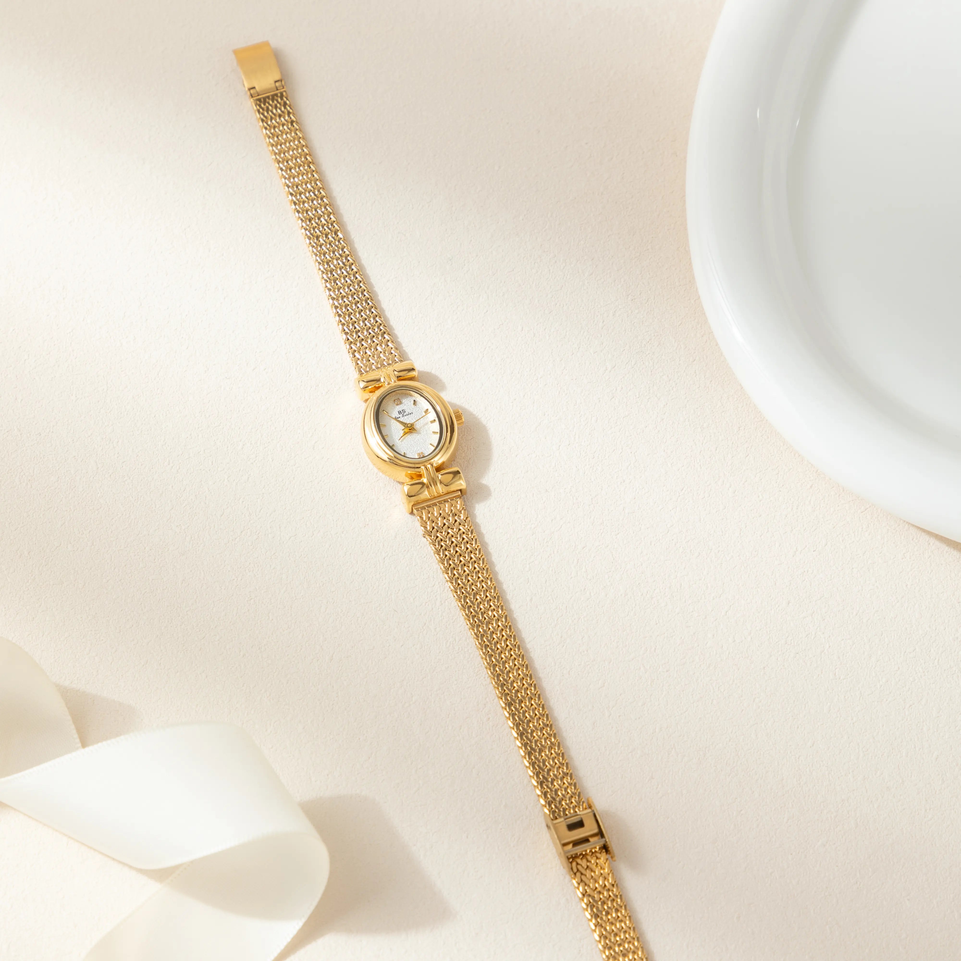 Selina – Ceas cu design oval.