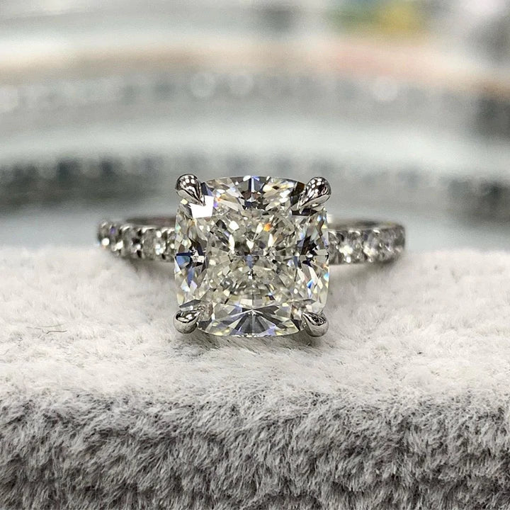Iris – Inel de diamant cu piatră ovală.