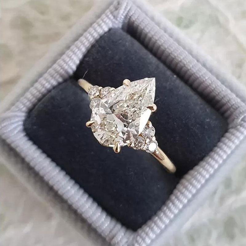Clarissa – Inel cu diamante, cu tăietură în formă de lacrimă, cu finisaj auriu.