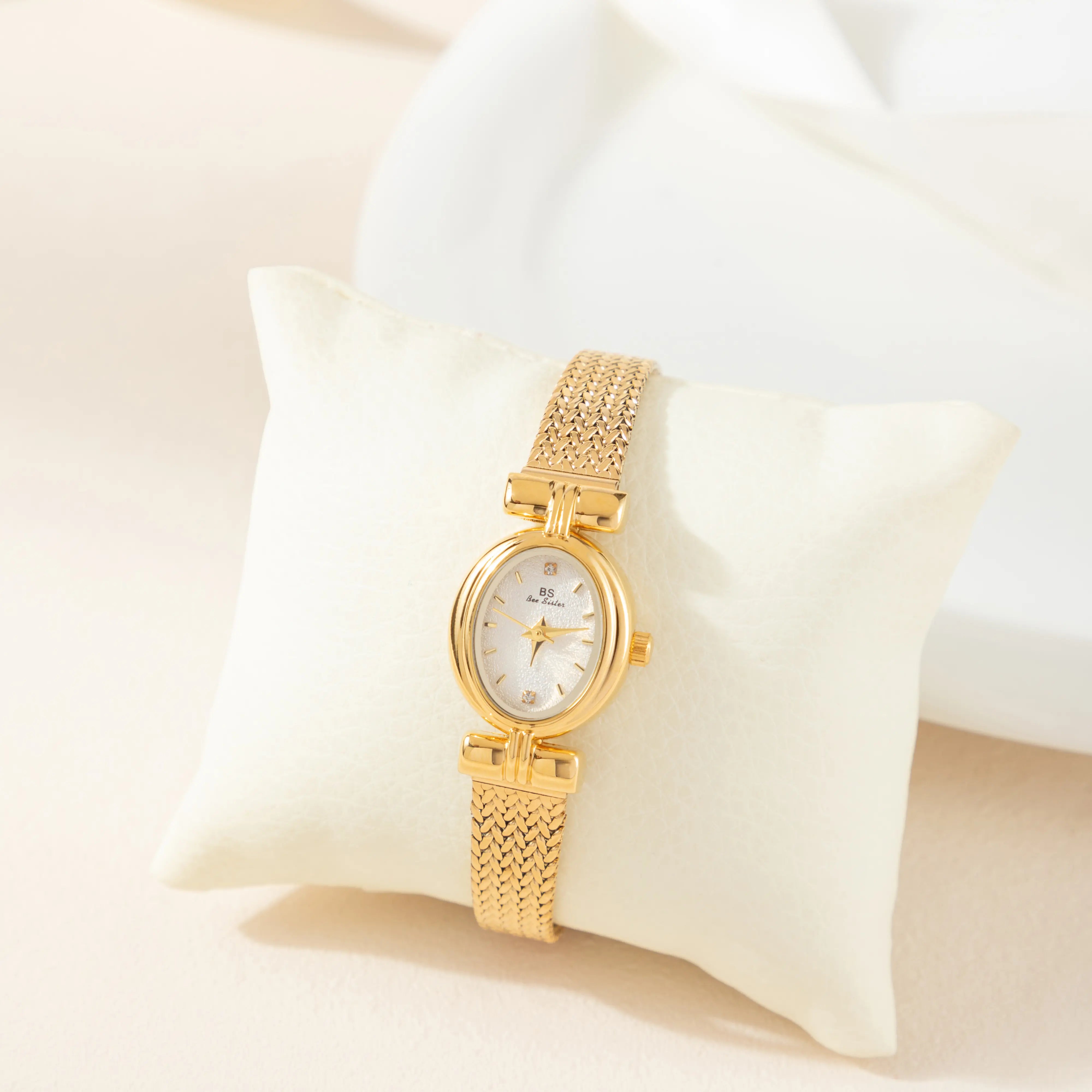 Selina – Ceas cu design oval.