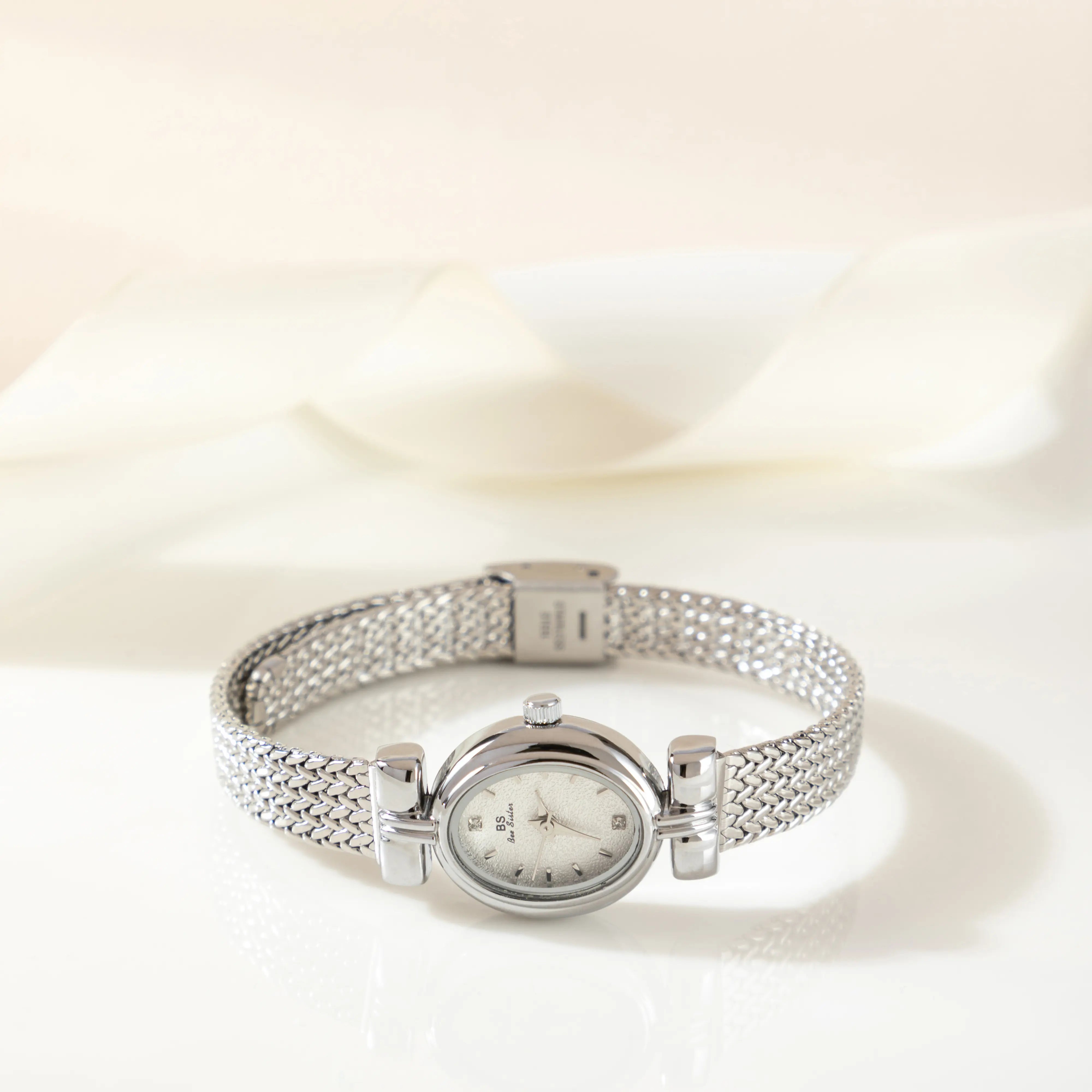 Selina – Ceas cu design oval.
