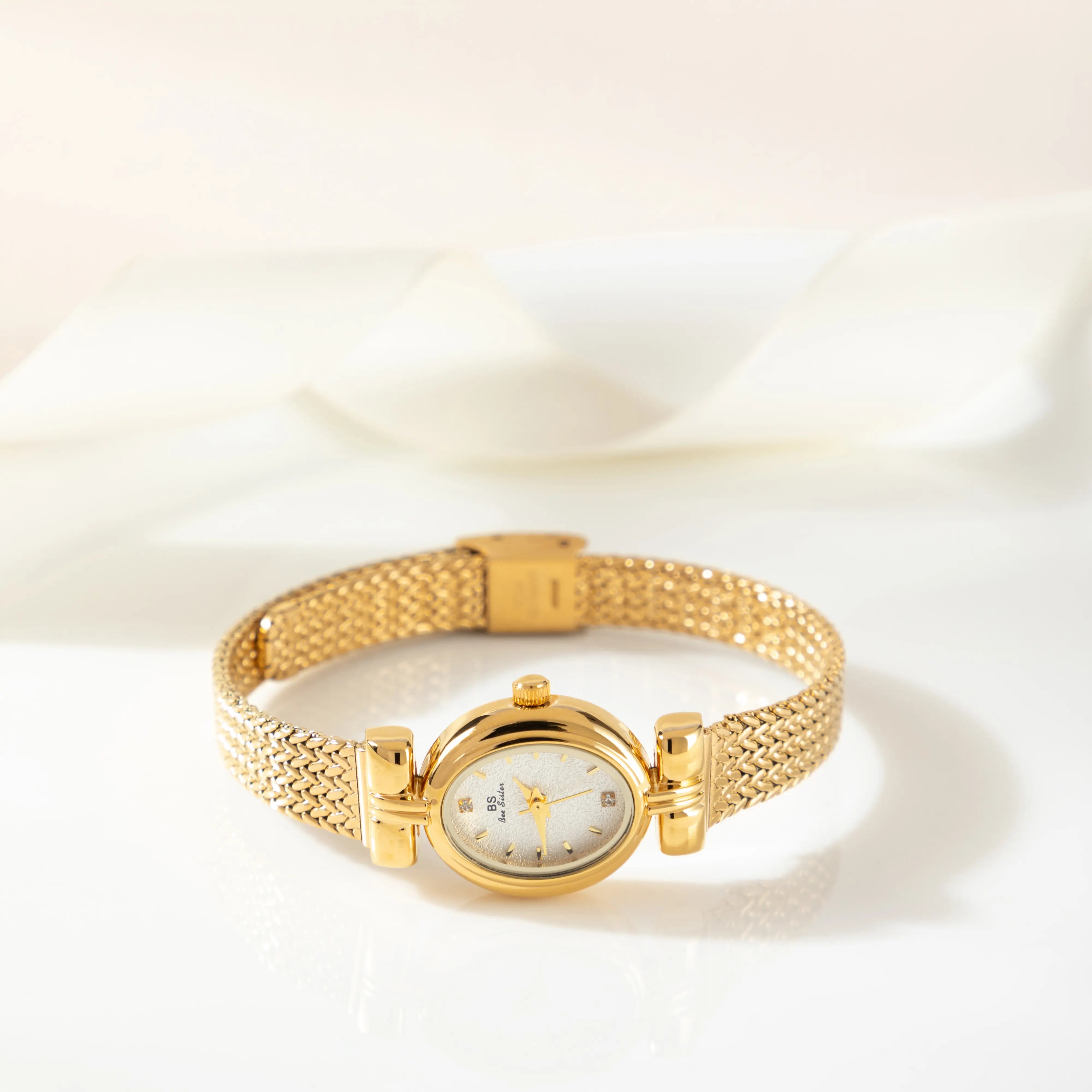 Selina – Ceas cu design oval.
