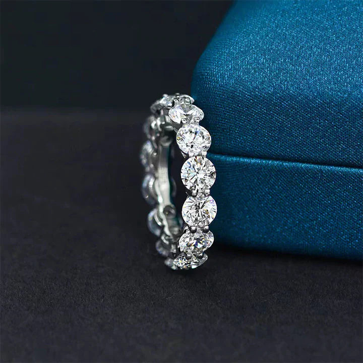 Iris – Inel de diamant cu piatră ovală.