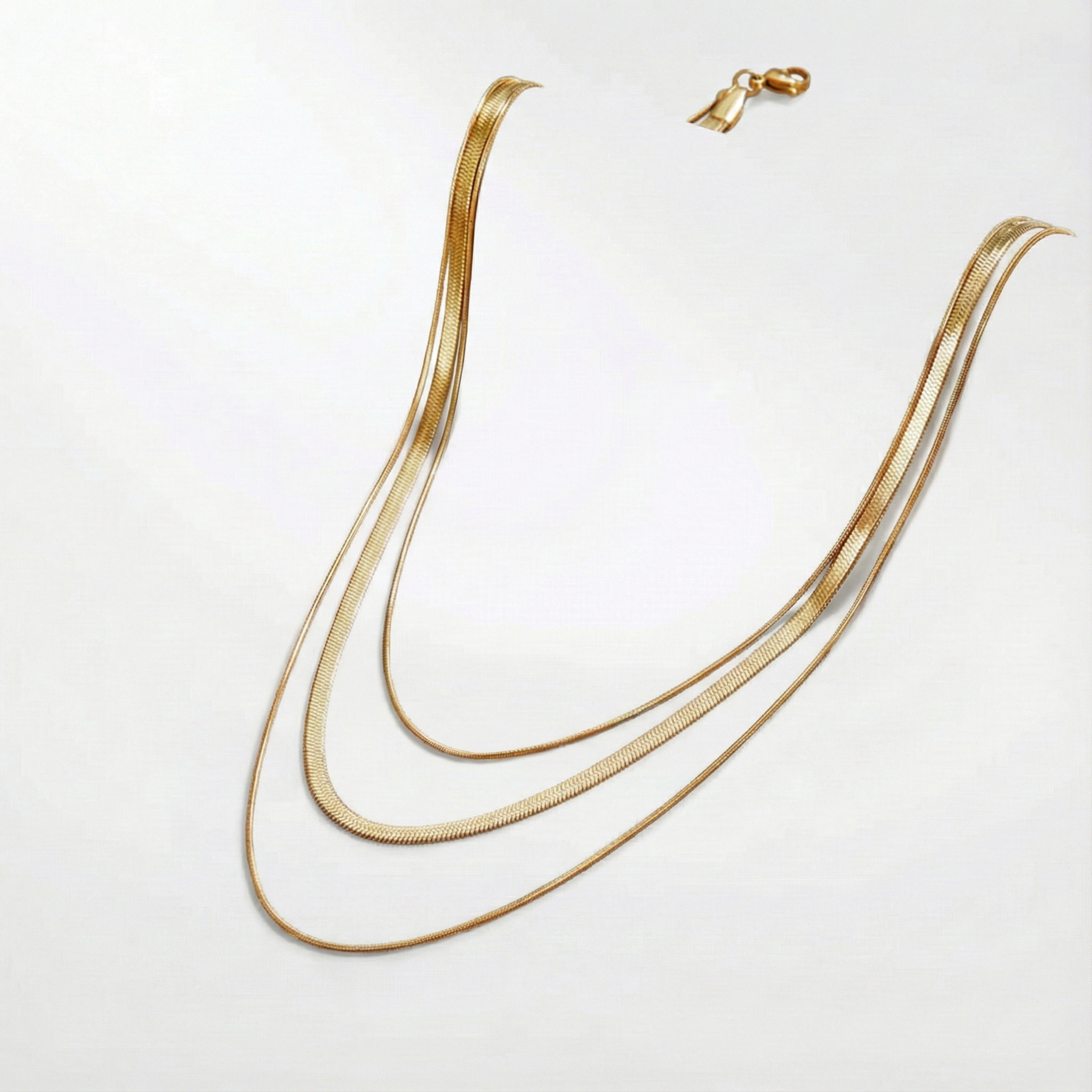 Antonie – Colier stratificat de culoare aurie cu o structură clară.
