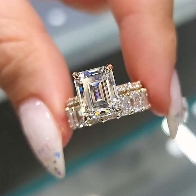 Nadja – Inel cu diamant și centru dreptunghiular.